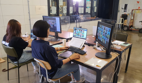 스마일게이트 희망스튜디오 구성원이 온라인 오리엔테이션을 진행하고 있는 모습. (사진=스마일게이트)