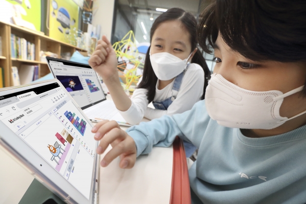 모델들이 KT AI 코딩블록을 활용하는 모습. (사진=KT)