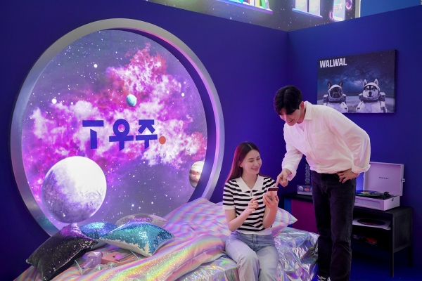 홍대 T팩토리에 마련된 전시체험 공간 '미퓨의 방'에서 SK텔레콤 홍보 모델이 구독 서비스를 체험하는 모습. (사진=SK텔레콤)