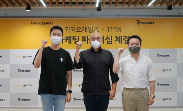 (왼쪽부터) 김강안 111퍼센트 대표, 남궁훈 카카오게임즈 대표, 111퍼센트 자회사 최성욱 리치에일리언 대표가 기념사진을 촬영하고 있다. (사진=카카오게임즈)