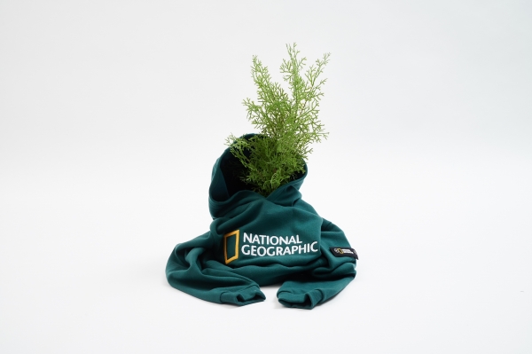 폐 페트병을 재활용한 섬유 리젠 서울로 만든 내셔널지오그래픽의 후드티셔츠 (사진=효성티앤씨)