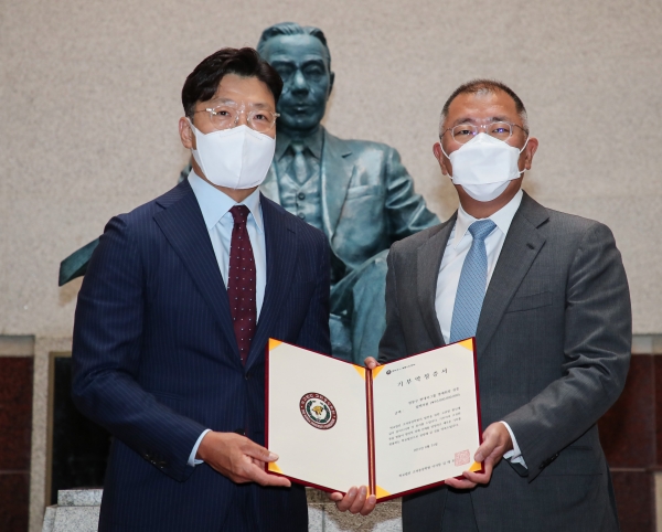 정의선 현대차그룹 회장(오른쪽)과 김재호 고려중앙학원 이사장이 31일 오후 서울 성북구 고려대학교 인촌 기념관에서 열린 '정몽구 백신 혁신센터' 기부금 약정식을 마친 뒤 인촌 김성수 선생 동상 앞에서 기념 촬영을 하고 있다. (사진=연합뉴스)