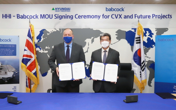 존 하위 밥콕 그룹총괄 CEO(왼쪽)와 가삼현 한국조선해양 사장. (사진=현대중공업)