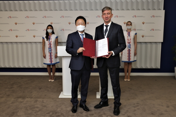 MOU 체결 후 신수정 KT 엔터프라이즈부문장(왼쪽)과 이고르 노소프 러시아 극동개발공사 CEO가 기념촬영을 하는 모습. (사진= KT)