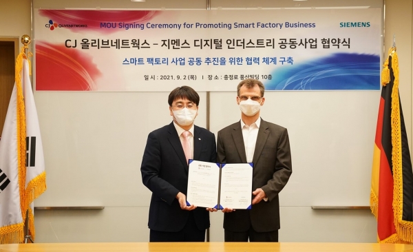 지난 2일 한국지멘스 본사에서 열린 업무협약식에서 차인혁 CJ올리브네트웍스 대표(왼쪽)와 토마스 슈미드 한국지멘스 디지털 인더스트리 부문 대표가 기념사진을 촬영하고 있다. (사진=CJ올리브네트웍스)