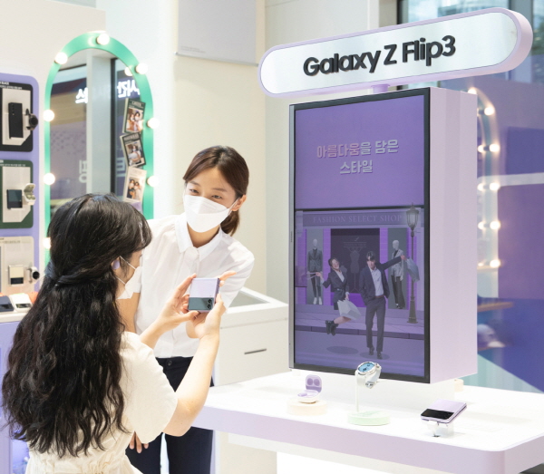 삼성 디지털프라자 홍대점에서 갤럭시 팬큐레이터와 함께 '갤럭시 Z 플립3'를 체험하고 있는 모습. (사진=삼성전자)