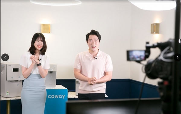 코웨이 사내 쇼호스트 1기로 선발된 인원들이 라이브 방송을 진행하고 있다. (사진=코웨이)