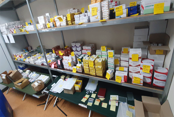 압수수색영장 집행 현장에서 적발된 불법의약품 (사진=식품의약품안전처)