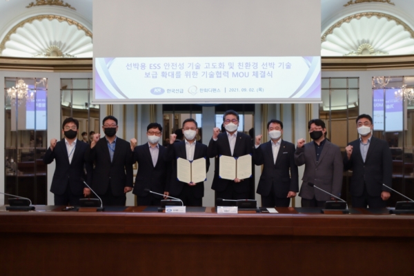 한화디펜스와 한국선급 관계자들이 지난 2일 부산 강서구 소재 한국선급 본사에서 ‘선박용 에너지저장장치 기술협력’ 양해각서를 체결하고 기념사진을 찍고 있다. (사진=한화디펜스)