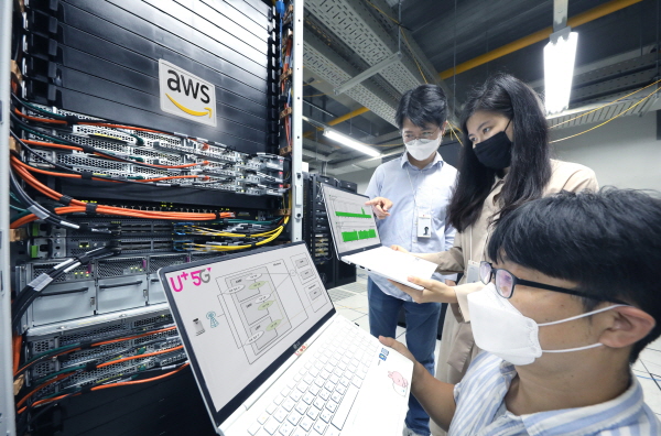 LG유플러스 직원들이 AWS Outposts 서버를 살펴보고 있는 모습. (사진=LG유플러스)