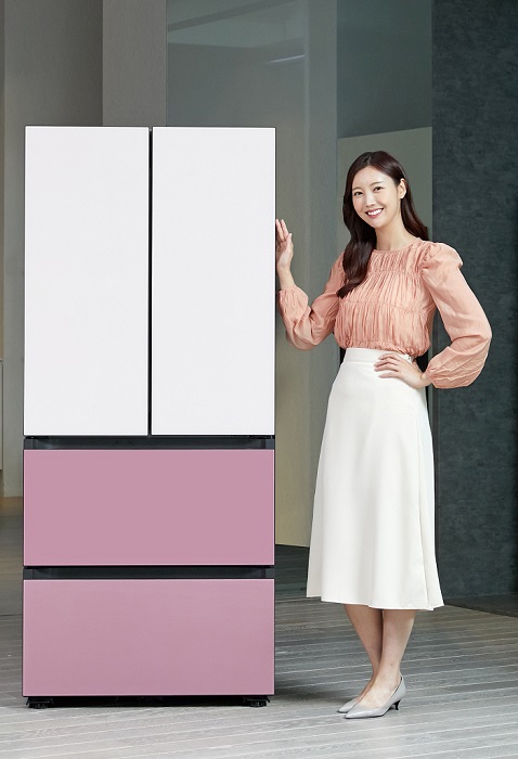 삼성전자 모델이 수원시 영통구 매탄동에 위치한 삼성전자 수원사업장에서 프리미엄 김치냉장고 '비스포크 김치플러스' 키친핏 타입(주방 가구에 딱 들어맞는) 신제품을 소개하고 있다. (사진=삼성전자)