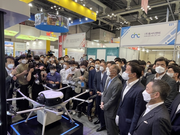 수소모빌리티쇼 전시장을 둘러보고 있는 최태원 SK그룹 회장과 정의선 현대차그룹회장 최병우 포스코그룹회장, 신동빈 롯데그룹회장이 한 업체를 둘러보고있는 모습. (사진= 권진욱기자)