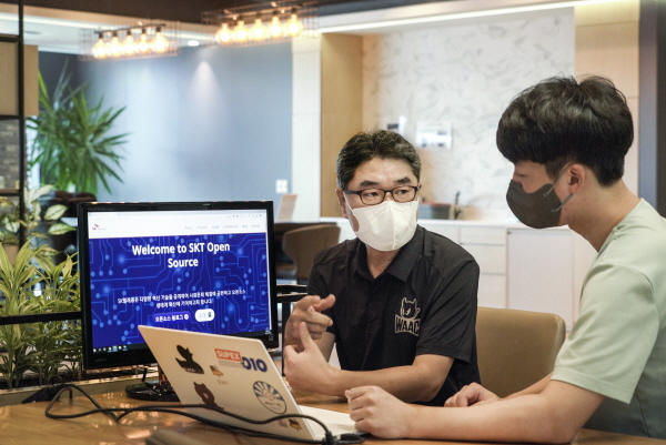 SK텔레콤 관계자들이 표준인증과 관련해 회의 중이다. (사진=SK텔레콤)