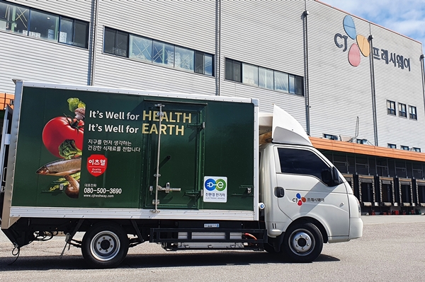 CJ프레시웨이 수원물류센터에서 출차 하는 전기화물차 (사진=CJ프레시웨이)