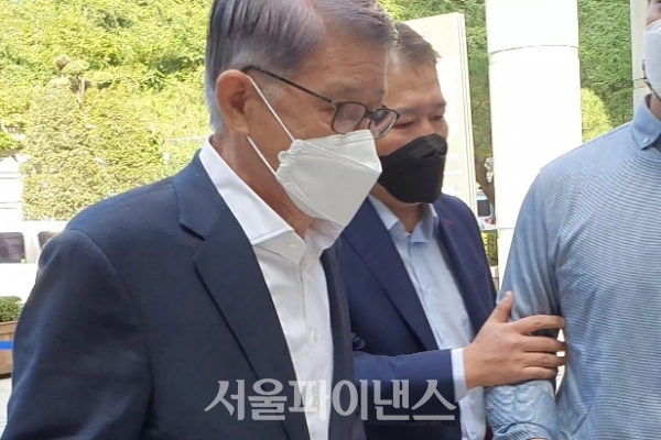 최신원 SK네트웍스 회장이 9일 2300억원 대 횡령·배임 혐의 재판에 출석하고 있다. (사진=박시형 기자)