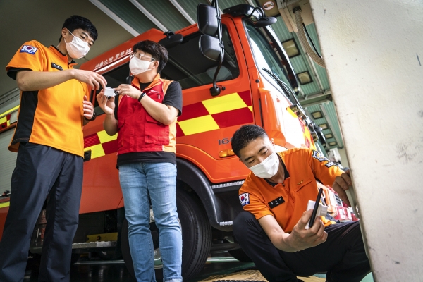 중부소방서회현119안전센터에 감지센서를 설치하는 모습. (사진=SK텔레콤)