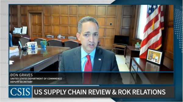 한국무역협회와 미국 국제전략문제연구소(CSIS)가 공동으로 진행한 '미국 반도체, 배터리 공급망 회복과 한-미 산업협력의 기회 웨비나'에서 돈 그레이브스(Don Graves) 미 상무부 장관이 기조연설을 하고 있다. (사진=한국무역협회)
