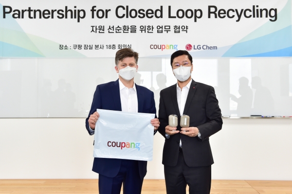 라이언 브라운(왼쪽) 쿠팡 부사장(환경보건안전총괄)이 허성우 LG화학 부사장(석유화학글로벌사업총괄)과 업무협약(MOU)을 체결한 뒤 쿠팡의 포장비닐(Poly Bag)과 LG화학의 재활용된 원료 펠렛(Pellet)을 들고 기념 촬영하고 있다. (사진=LG화학)