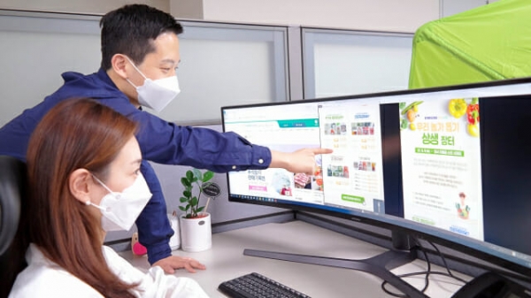 삼성전자 직원들이 '온라인 장터'에서 농산품을 고르고 있다. (사진=삼성전자)