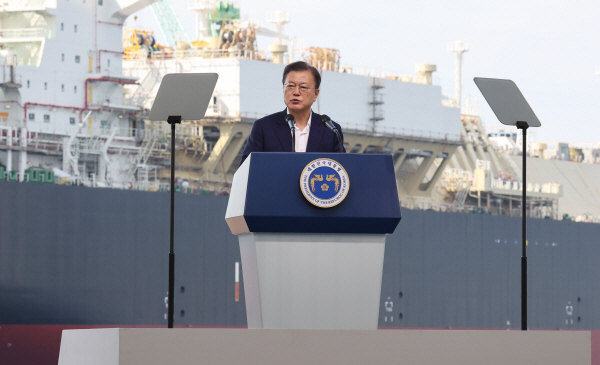 문재인 대통령이 경남 거제 삼성중공업 조선소에서 발언하고 있다. (사진=연합뉴스)
