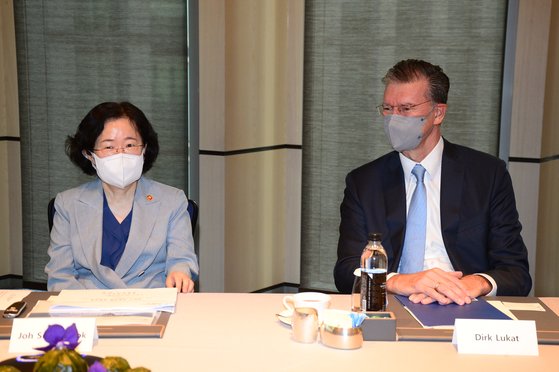 조성욱 공정거래위원장이 10일 디어크 루카트 주한유럽상공회의소(ECCK) 회장과 대화하고 있다. (사진=공정위)