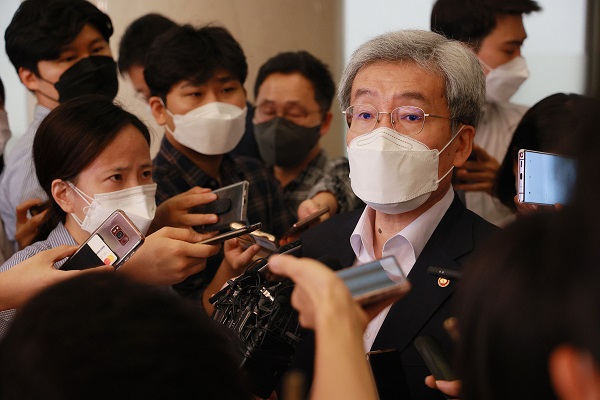 고승범 금융위원장이 10일 오후 서울 중구 은행연합회에서 열린 금융위원장-금융지주회장 간담회를 마친 뒤 취재진의 질문에 답하고 있다. (사진=연합뉴스)