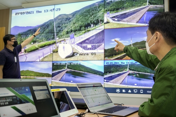 SK텔레콤과 한국수력원자력 관계자들이 국내 발전소 유선통신 장애 발생 시 초 단위로 대응하기 위한 '프라이빗-5G 기반 비상통신 솔루션' 도입을 위한 실증을 진행했다. (사진=SK텔레콤)