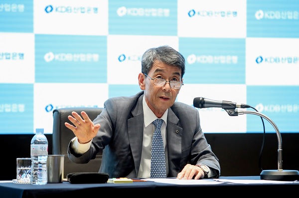 이동걸 산업은행 회장이 13일 온라인으로 열린 취임 4주년 기자간담회에서 기자 질의에 답하고 있다. (사진=산업은행)