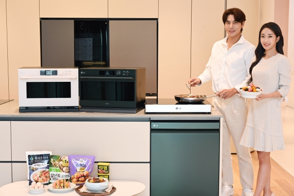 모델들이 요리가 쉬워지는 LG 디오스 광파오븐 오브제컬렉션, LG 디오스 전기레인지와 설거지 부담을 덜어주는 LG 디오스 식기세척기 오브제컬렉션을 소개하고 있다. (사진=LG전자)