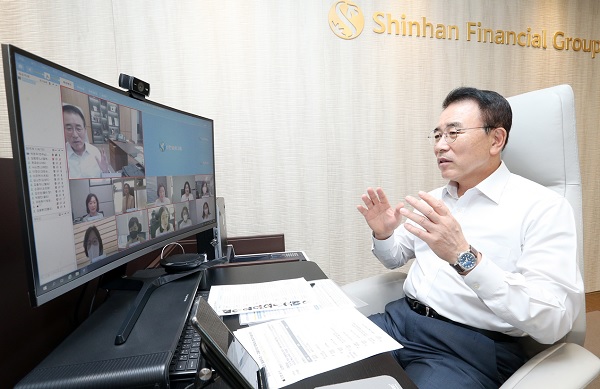 조용병 신한금융그룹 회장(오른쪽)이 신한 쉬어로즈 'CEO 멘토링 프로그램'에서 참가자들과 화상회의 방식으로 토론을 진행하고 있다. (사진=신한금융그룹)