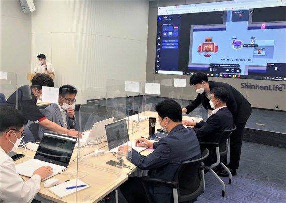 신한라이프 임직원들이 개방성과 다양성 기반의 '포텐' 조직문화를 실행하기 위해 리버스멘토링 프로그램인 '거꾸로 스쿨'에 참여하고 있다. (사진=신한라이프)