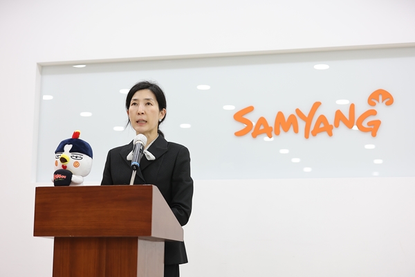 김정수 삼양식품 총괄사장이 14일 서울 성북구 삼양식품 본사에서 열린 '창립 60주년 기념식'에서 임직원들을 격려하고 있다. (사진=삼양식품)