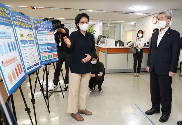 고승범 금융위원장(오른쪽)이 14일 서민금융진흥원에서 열린 '서민·취약계층 간담회'에서 직원의 설명을 듣고 있다. (사진=금융위원회)