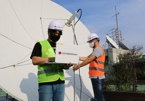 LG헬로비전 직원들이 서울시 양천구에 위치한 디지털미디어센터에서 케이블TV 방송 시설을 점검하는 모습. (사진=LG헬로비전)