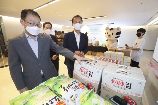 구현모 KT 대표이사(왼쪽)와 최문순 강원도청 도지사가 지난 14일 서울 종로구에 위치한 광화문 KT 이스트사옥에서 강원도 지역 특산물을 보고 있는 모습. (사진=KT)