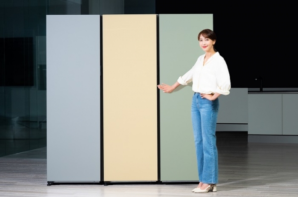 삼성전자 모델이 수원 영통구에 위치한 삼성전자 수원사업장에서 자동 문열림 기능을 새롭게 적용하고 수납공간을 늘린 비스포크 냉장고 1도어 신제품을 소개하고 있다. (사진=삼성전자)