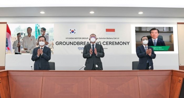 인도네시아에서 진행된 배터리셀 합작공장 기공식 행사 중 조코 위도도 인도네시아  대통령(왼쪽 상단 화면)이 착공 버튼을 누르고 있다. 정의선 현대차그룹 회장(앞줄 가운데), 김걸 현대차그룹 사장(앞줄 왼쪽), 조성환 현대모비스 사장(앞줄 오른쪽)이 현대차그룹 양재동 사옥 회의실에서 온라인 화상 연결을 통해 함께 축하하고 있다. (오른쪽 상단 화면) 김종현 LG에너지솔루션 사장도 화상 연결을 통해 참석했다. (사진= 현대차그룹)