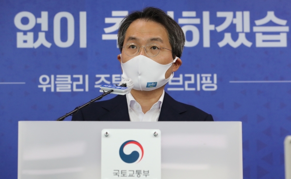 김영한 국토교통부 주택정책관이 15일 정부세종청사에서 열린 제19차 위클리 주택공급 브리핑을 통해 도시형생활주택·오피스텔 규제 개선 및 자금·세제 지원 강화와 관련해 설명하고 있다.