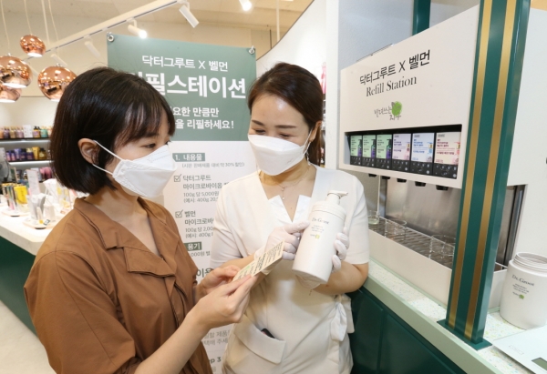 경기 용인 수지구 이마트 죽전점 LG생활건강 리필 스테이션에서 직원이 소비자에게 제품을 소개하고 있다. (사진=LG생활건강)<br>