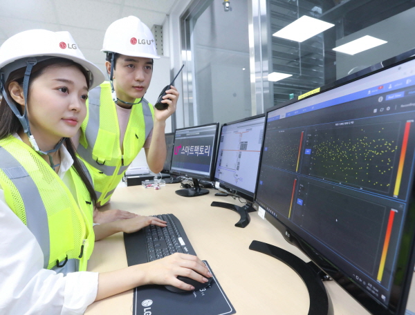 작업자가 LG유플러스의 인천 간석운영센터에 설치된 배전반진단 솔루션을 이용하는 모습. (사진=LG유플러스)