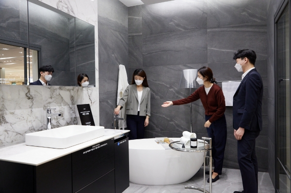 LX지인 인테리어 지인스퀘어 롯데백화점 구리점을 방문한 고객들이 LX지인 테리어 바스 제품을 살펴보고 있는 모습.(사진=LX하우시스)