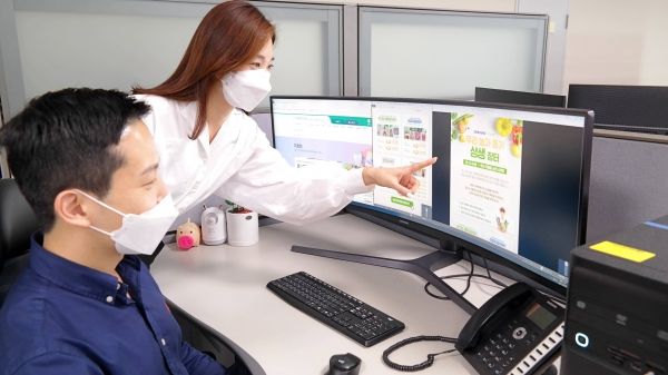 삼성전자 직원들이 '온라인 장터'에서 농산품을 고르는 모습 (사진=삼성전자)