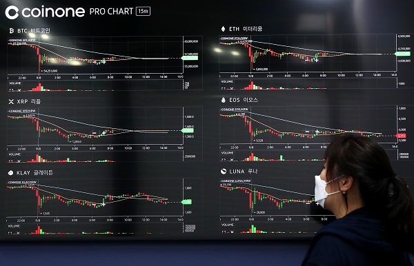 8일 서울 용산구 코인원 고객센터 모니터에 비트코인 등 가상화폐 시세가 표시되고 있다. (사진=연합뉴스)