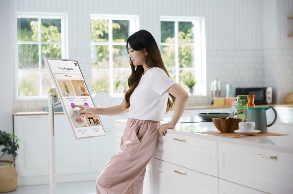 LG전자가 세계적 권위 디자인어워드 IDEA 2021에서 LG 스탠바이미가 받은 최고상을 포함해 10개 상을 받았다. LG전자 모델이 LG 스탠바이미를 사용하고 있는 모습. (사진=LG전자)