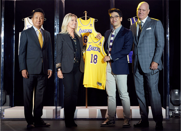 미국 캘리포니아주 유시엘에이(UCLA) 헬스트레이닝 센터에서 9월20일(현지시각) 글로벌 마케팅 파트너십을 맺은 CJ제일제당과 LA 레이커스 관계자들이 한식 브랜드 비비고(Bibigo) 로고가 새겨진 유니폼을 보여주고 있다. 왼쪽부터 경욱호 CJ제일제당 마케팅실 부사장(CMO), 지니 버스 LA 레이커스 구단주, 이선호 CJ제일제당 글로벌비즈니스담당(부장), 팀 해리스 LA 레이커스 최고경영자(CEO). (사진=CJ제일제당) 