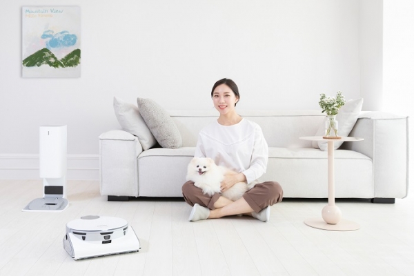 삼성전자 모델이 인공지능 로봇청소기 '비스포크 제트 봇 AI'를 소개하고 있다. (사진=삼성전자)