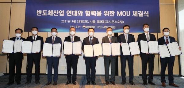 문승욱 산업통상자원부 장관(왼쪽 다섯 번째부터), 이정배 반도체산업협회장 겸 삼성전자 사장이 28일 서울 종로구 포시즌스 호텔에서 열린 '반도체 산업 연대와 협력 협의체 출범식'에서 참석자들과 기념촬영을 하고 있다. 김영삼 KETI 원장(왼쪽부터), 정칠희 네패스 회장, 이현덕 원익IPS 대표, 이석희 SK하니닉스 대표, 문 장관, 이 협회장, 최창식 DB하이텍 대표, 이준혁 동진쎄미켐 대표, 김동천 실리콘마이터스 대표. (사진=연합뉴스)