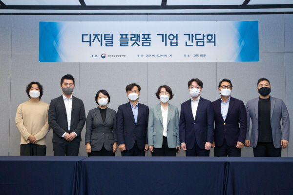 임혜숙 과학기술정보통신부 장관이 29일 서울 중구 그랜드센트럴에서 열린'디지털 플랫폼 기업 간담회'에 참석해 기념촬영 하고 있다. (왼쪽부터)홍승일 힐링페이퍼(강남언니) 대표, 김종윤 야놀자 대표, 한성숙 네이버 대표, 박성호 한국인터넷기업협회장,임혜숙 과학기술정보통신부 장관, 김범준 우아한형제들(배달의민족) 대표, 여민수 카카오 대표, 김본환 로앤컴퍼니(로톡) 대표. (사진=과학기술정보통신부)