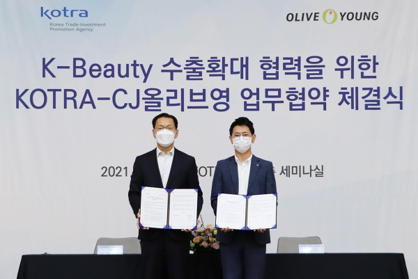 29일 서울 서초구 대한무역투자진흥공사 인베스트코리아플라자에서 정윤규 CJ올리브영 경영지원담당 상무(오른쪽)와 김상묵 대한무역투자진흥공사 혁신성장본부장이 업무협약을 맺고 기념 촬영을 하고 있다. (사진=CJ올리브영)