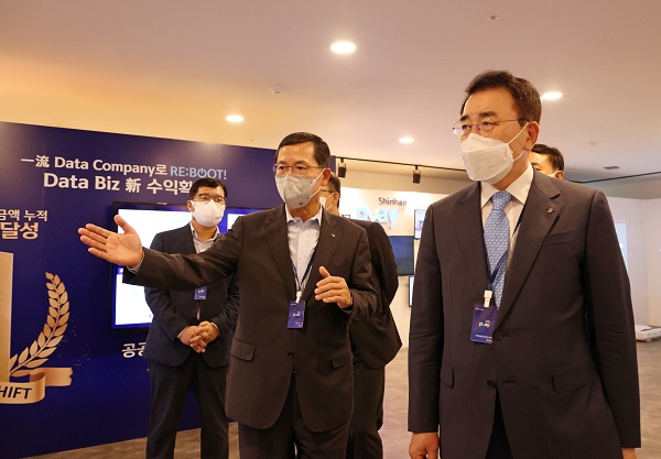 신한카드는 29일 서울 중구에 위치한 커뮤니티하우스 마실에서 신한플레이 언팩쇼를 진행했다. 신한카드의 혁신 스토리를 담은 전시 공간에서 조용병 신한금융그룹 회장(맨 오른쪽)과 임영진 신한카드 사장(오른쪽 두번째)이 전시물을 관람하고 있다. (사진=신한카드)